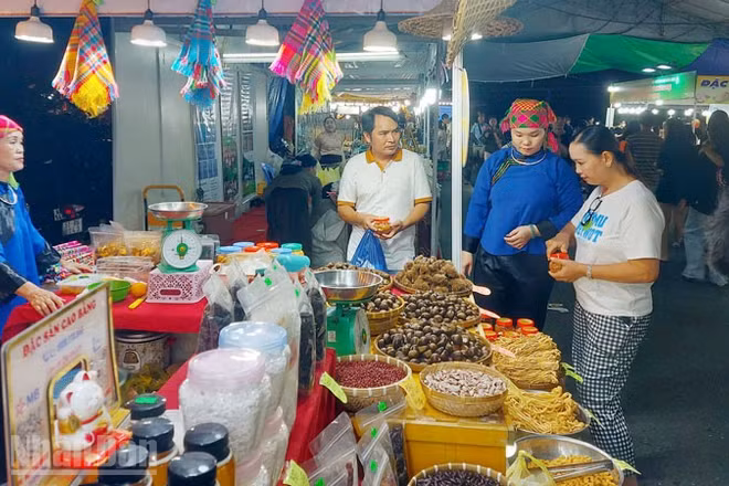 Người dân tham quan khu trưng bày sản phẩm đặc trưng của Cao Bằng.