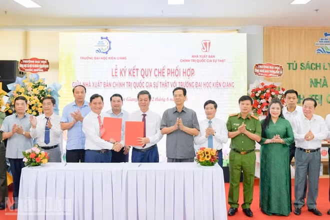 Lãnh đạo Nhà xuất bản Chính trị quốc gia Sự thật và Trường Đại học Kiên Giang ký kết quy chế phối hợp trong giai đoạn mới. 