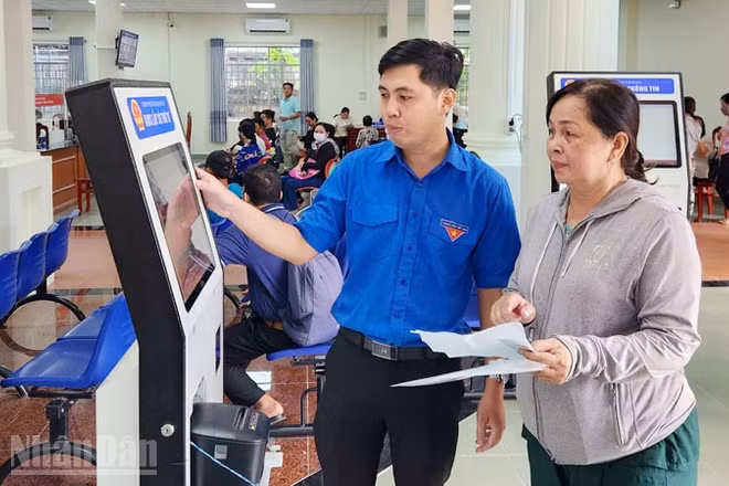 Viên chức Trung tâm phục vụ hành chính công phường Rạch Giá hướng dẫn người dân thực hiện thủ tục hành chính.