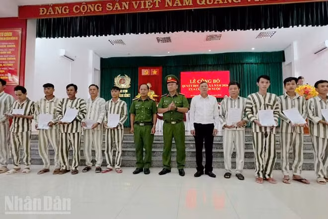 Lãnh đạo Trại giam Kênh 7 và Tòa án nhân dân tỉnh An Giang trao Quyết định đặc xá của Chủ tịch nước cho phạm nhân.