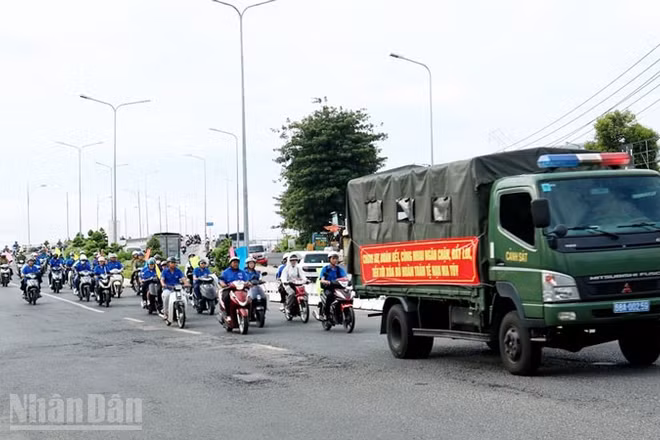 Các lực lượng tham gia diễu hành hưởng ứng Tháng hành động phòng, chống ma túy năm 2026.