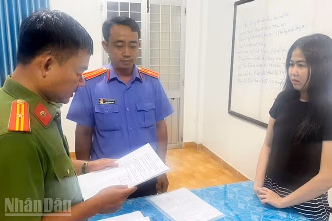 Bị can Trần Thị Thanh Nguyên (áo đen).