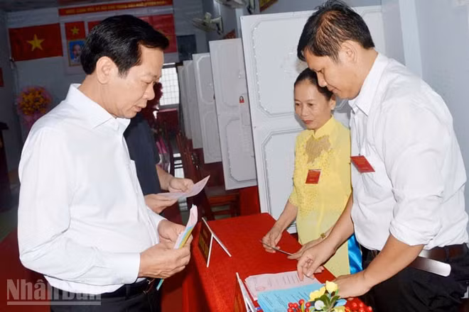 Ủy viên Trung ương Đảng, Bộ trưởng Nội vụ Đỗ Thanh Bình tham gia tại khu vực bỏ phiếu số 4, ấp Vĩnh Đông 2, xã Vĩnh Phong, tỉnh An Giang. (Ảnh: VĂN DƯƠNG)