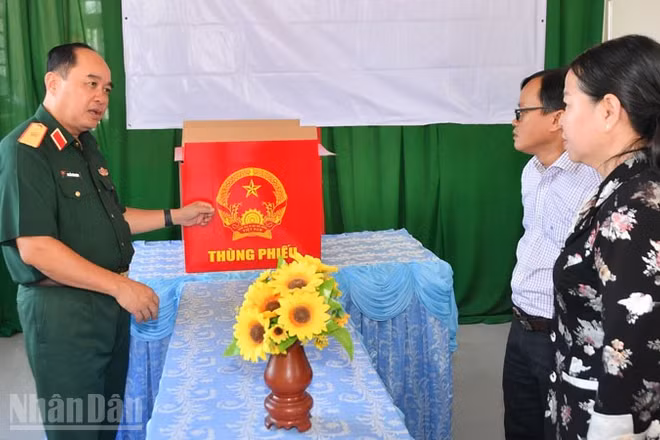 Thiếu tướng Nguyễn Văn Ngành, Chỉ huy trưởng Bộ Chỉ huy quân sự tỉnh An Giang kiểm tra trực tiếp công tác chuẩn bị bầu cử tại các điểm bầu cử trên địa bàn xã Nhơn Hội. (Ảnh: PHƯƠNG VŨ)