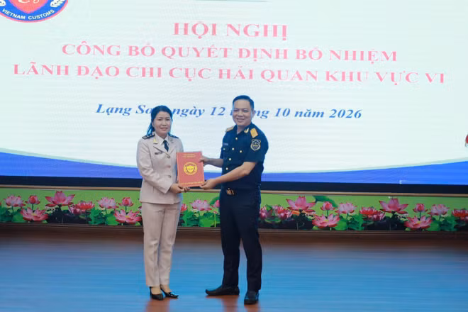Lãnh đạo Cục Hải quan trao quyết định bổ nhiệm Phó Chi cục trưởng Chi cục Hải quan khu vực VI. (Ảnh: HẢI QUAN KHU VỰC VI)