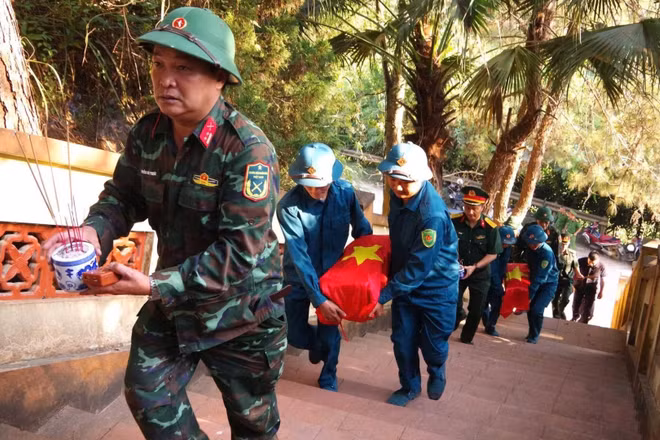 Di chuyển phần mộ các liệt sĩ tới Nhà chờ tại nghĩa trang Bản Trại. (Ảnh: DƯƠNG NGUYÊN)