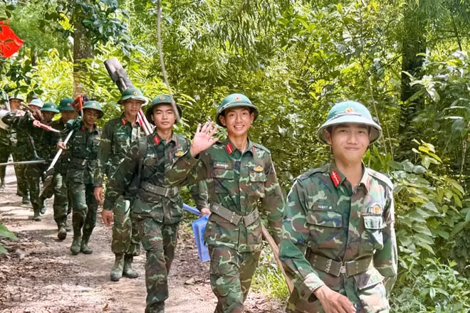 Cán bộ, chiến sĩ Trung đoàn 893 hành quân dã ngoại giúp người dân xã Kiên Lương.
