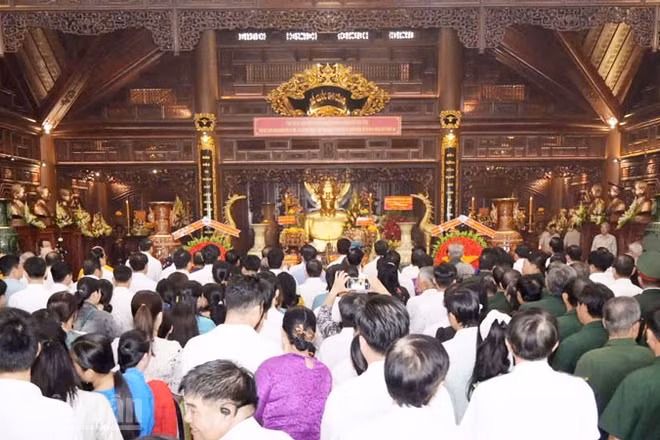 Đại biểu dâng hoa, thắp hương tại Đền tưởng niệm Anh hùng, liệt sĩ và người có công tỉnh An Giang. (Ảnh: PHƯƠNG VŨ)