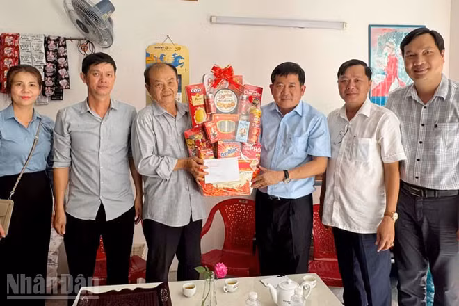 Phó Bí thư Tỉnh ủy An Giang, kiêm Bí thư Đảng ủy đặc khu Phú Quốc Đinh Văn Nơi (thứ ba, từ phải qua) thăm, tặng quà gia đình chính sách trên địa bàn đặc khu Phú Quốc. 