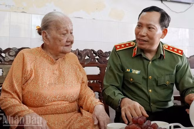 Thượng tướng Lê Văn Tuyến đến thăm gia đình Mẹ Việt Nam Anh hùng Đặng Thị Liễu, ở phường Rạch Giá.