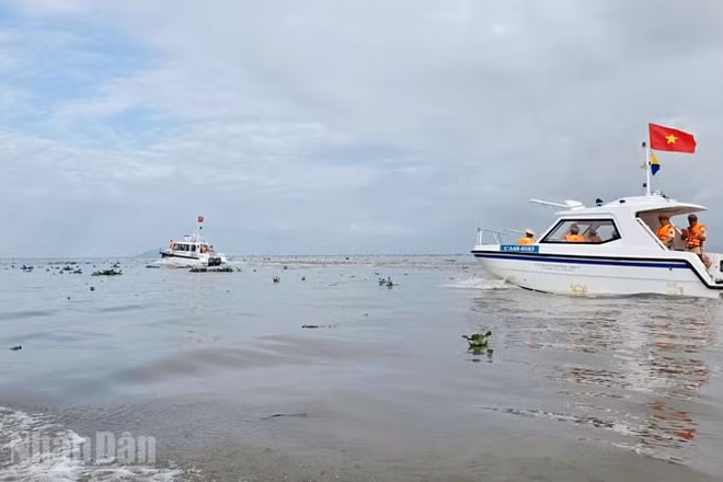Lực lượng Cảnh sát giao thông ra quân tuần tra bảo đảm an toàn giao thông trên các tuyến sông; kiểm soát các phương tiện có gắn thiết bị bơm, hút và vận chuyển cát, sỏi trên địa bàn toàn tỉnh. (Ảnh: VĂN VŨ).