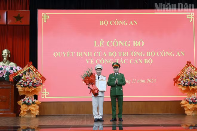 Lãnh đạo Bộ Công an chúc mừng Thượng tá Vũ Thanh Tùng, Giám đốc Công an tỉnh Lạng Sơn.