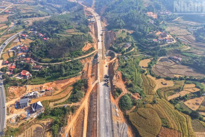 Tuyến đường cao tốc Cửa khẩu Hữu Nghị-Chi Lăng đang được khẩn trương thi công. 