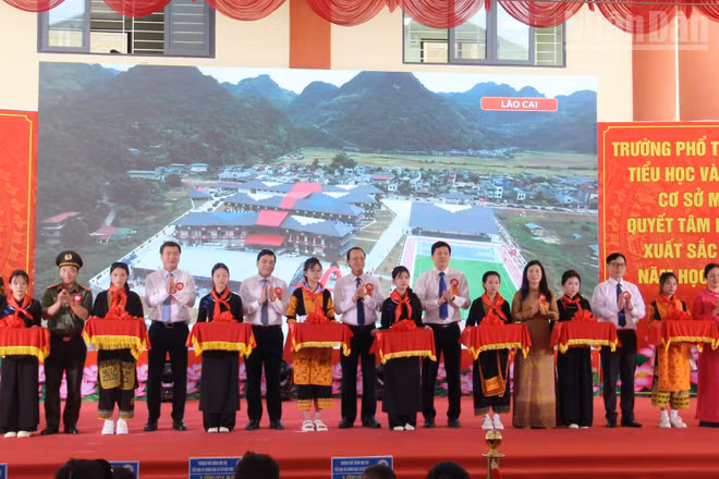 Các đại biểu thực hiện nghi thức khánh thành Trường phổ thông nội trú tiểu học và trung học cơ sở Mẫu Sơn, xã Mẫu Sơn. (Ảnh: QUỐC ĐẠT)