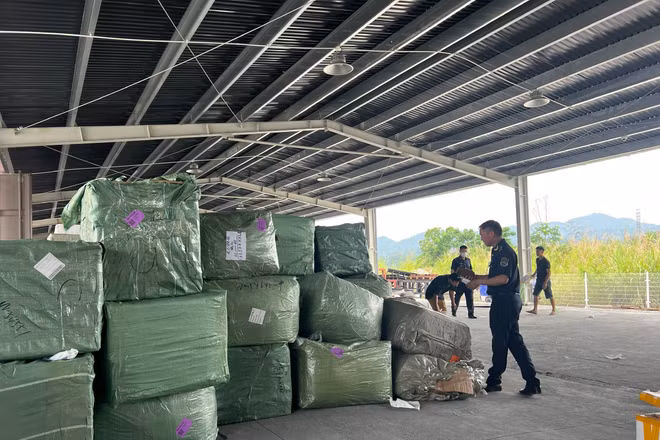 Lô hàng giả mạo nhãn hiệu, xuất xứ được lực lượng Hải quan Khu vực VI phát hiện, kiểm tra.