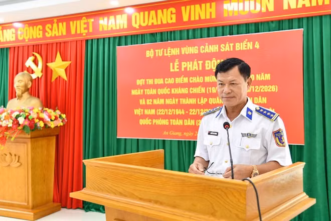 Đại tá Nguyễn Thái Dương, Phó Chính ủy Bộ Tư lệnh Vùng Cảnh sát biển 4 phát động thi đua. (Ảnh: Bộ Tư lệnh Vùng Cảnh sát biển 4 cung cấp)