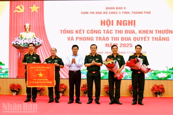 Trung tướng Hồ Văn Thái, Bí thư Đảng ủy, Chính ủy Bộ Tư lệnh Quân khu 9 và Ủy viên Trung ương Đảng, Bí thư Tỉnh ủy An Giang Nguyễn Tiến Hải trao cờ và hoa chúc mừng cho đơn vị cụm trưởng Cụm thi đua Bộ Chỉ huy quân sự 5 tỉnh, thành (Quân khu 9) năm 2026. (Ảnh: PHƯƠNG VŨ).