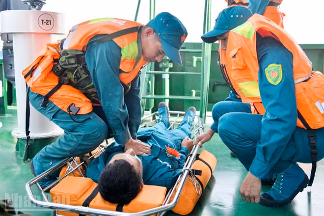 Cán bộ, chiến sĩ Hải đội dân quân thường trực tỉnh An Giang tham gia nội dung thi cứu hộ, cứu nạn trên biển.