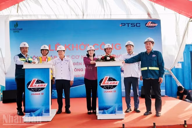 Đại diện chính quyền địa phương, chủ đầu tư và nhà thầu thực hiện nghi thức khởi công hạng mục thi công lắp đặt cơ khí tuyến ống bờ thuộc Dự án đường ống dẫn khí Lô B-Ô Môn.