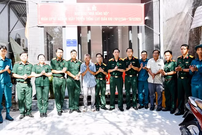 Bộ Chỉ huy quân sự tỉnh An Giang bàn giao nhà cho gia đình thiếu tá Định Quốc Kiệt, xã Long Thạnh.