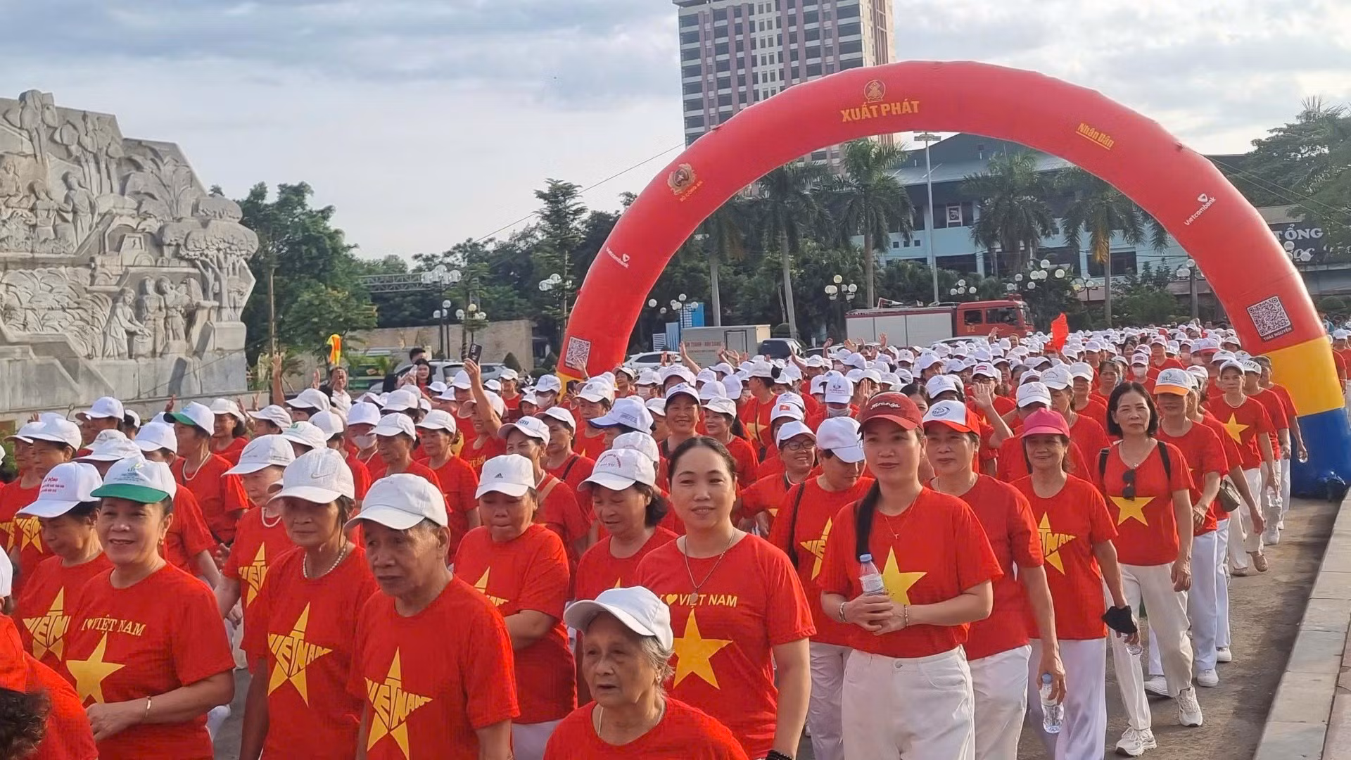 Hàng nghìn người dân nô nức tham dự chương trình ý nghĩa. (Ảnh: TUẤN SƠN)
