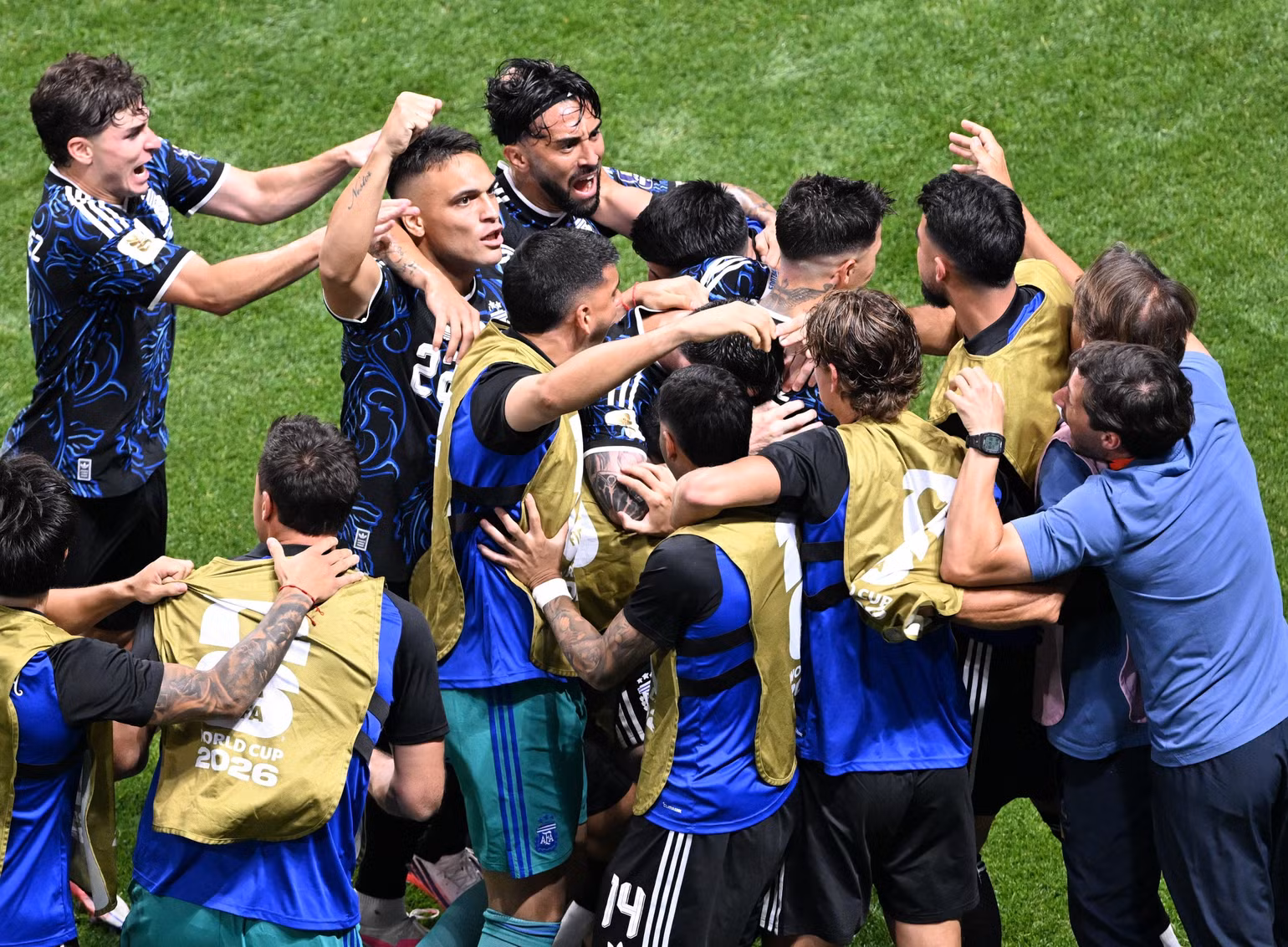 vna-potal-world-cup-2026-argentina-lai-nguoc-dong-vi-dieu-de-vao-chung-ket-8890116.jpg