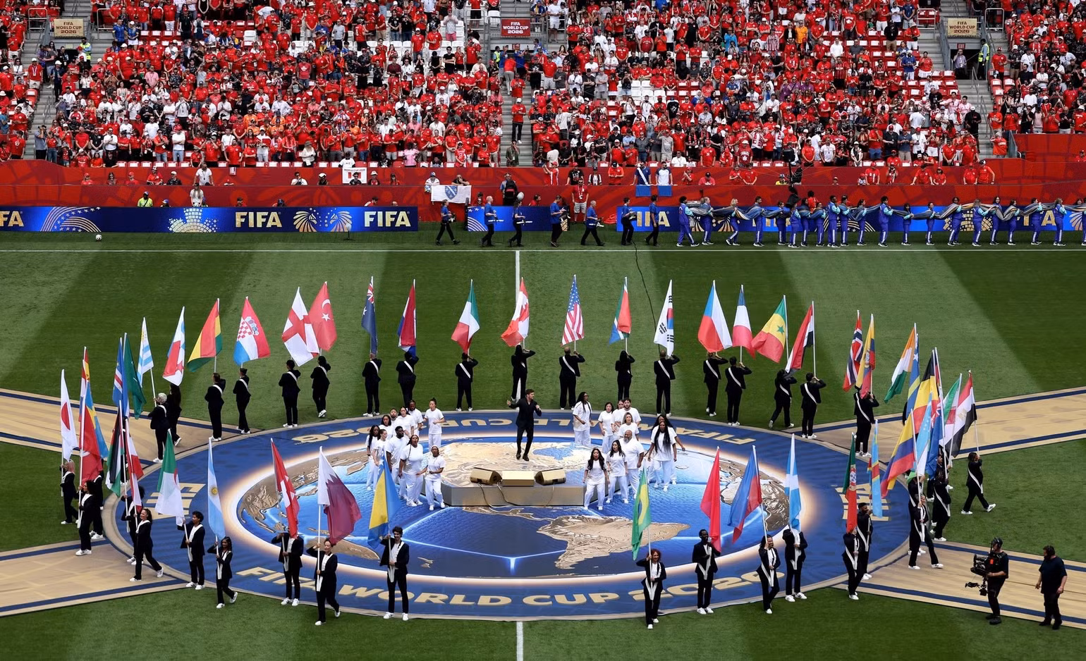 Các lá cờ của 48 quốc gia tham dự World Cup 2026 tạo nên khung cảnh rực rỡ tại Lễ khai mạc ở Canada. (Ảnh: FIFA)
