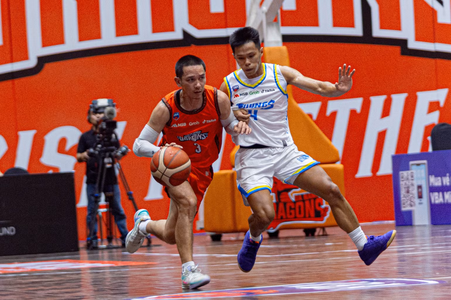 tran-quang-duy-ao-trang-co-pha-cuop-bong-giup-ho-chi-minh-city-wings-vuon-len.jpg