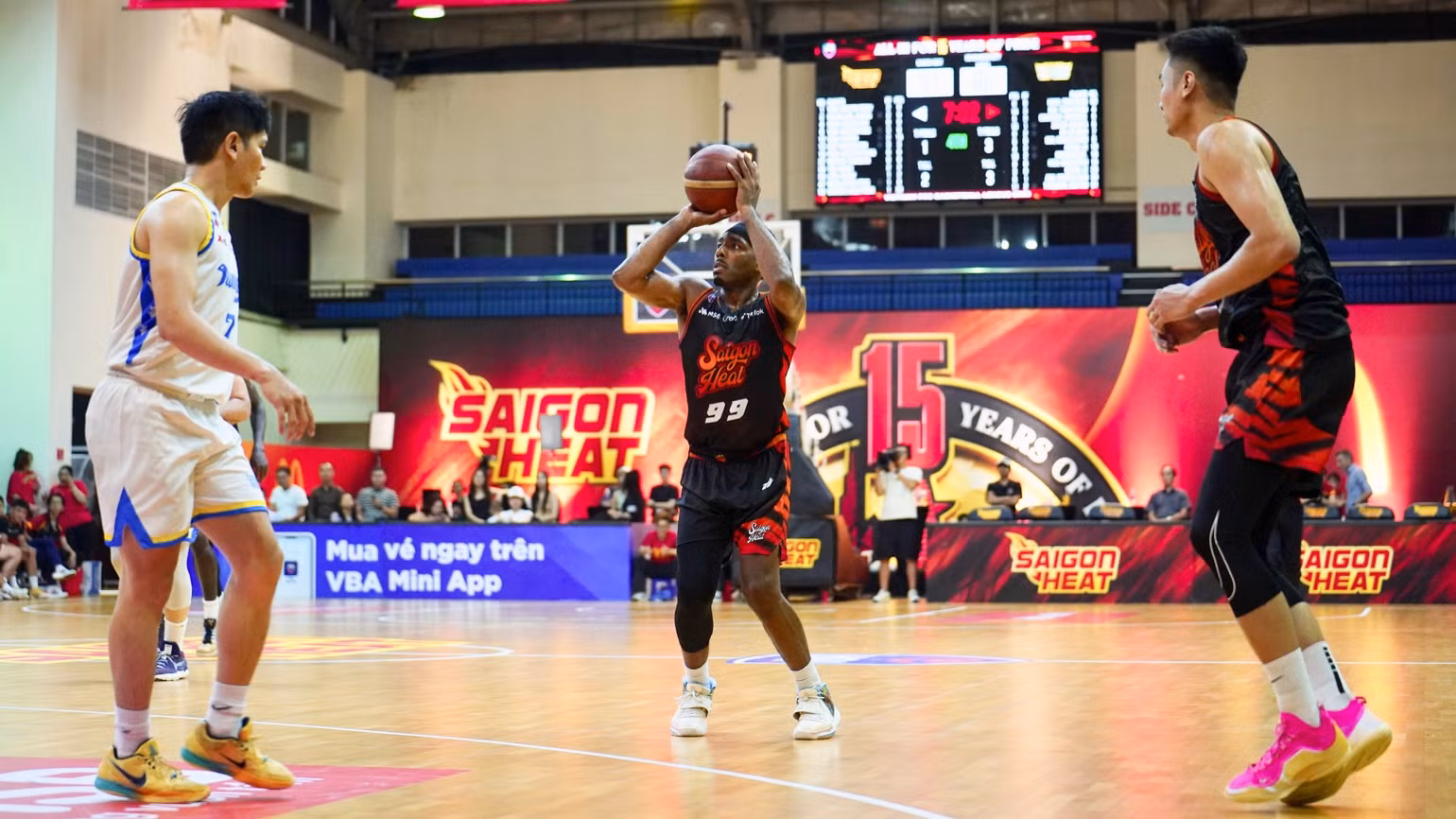 brandis-raley-ross-nem-xa-vuc-lai-the-tran-cho-saigon-heat-3583.jpg
