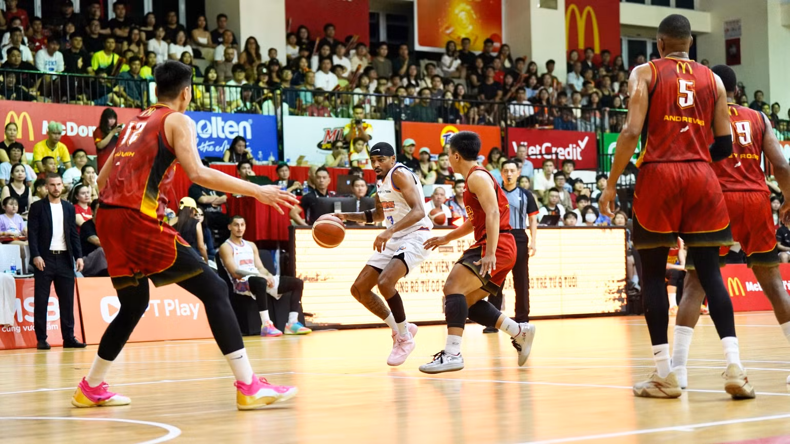 ngoi-sao-du-bi-ariyon-williams-cua-hanoi-buffaloes-di-bong-va-dot-pha-lat-leo-9783.jpg
