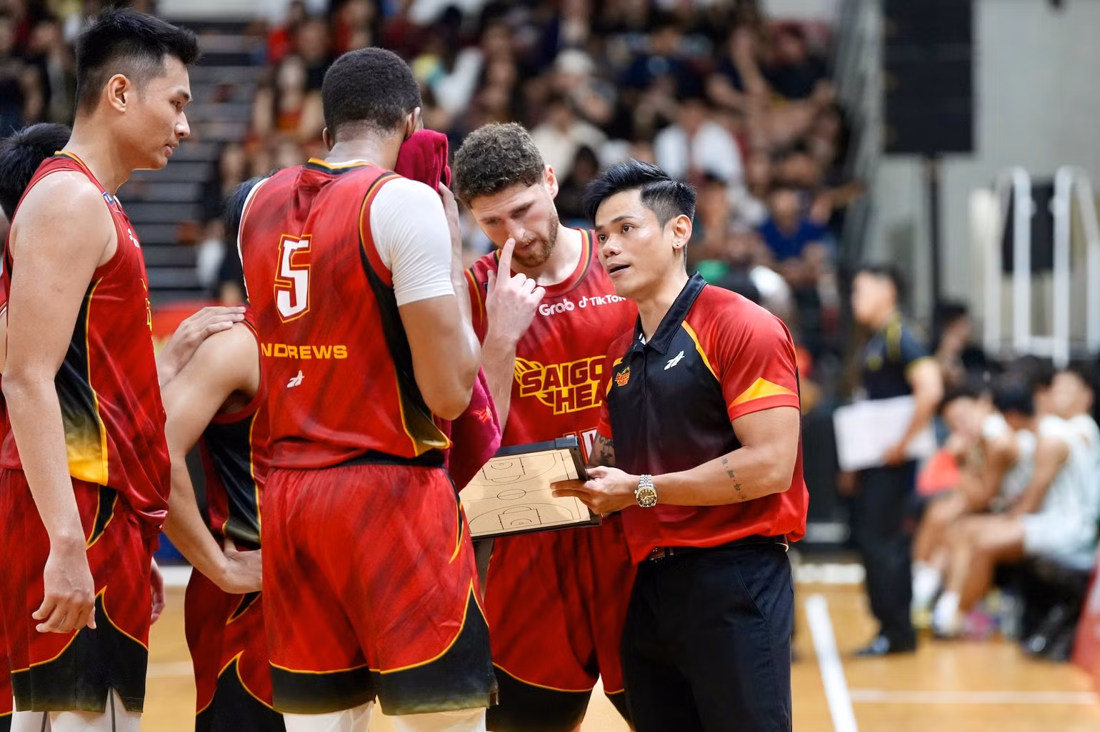 3-hlv-vu-the-cang-co-tran-ra-quan-thuan-loi-cung-saigon-heat.jpg