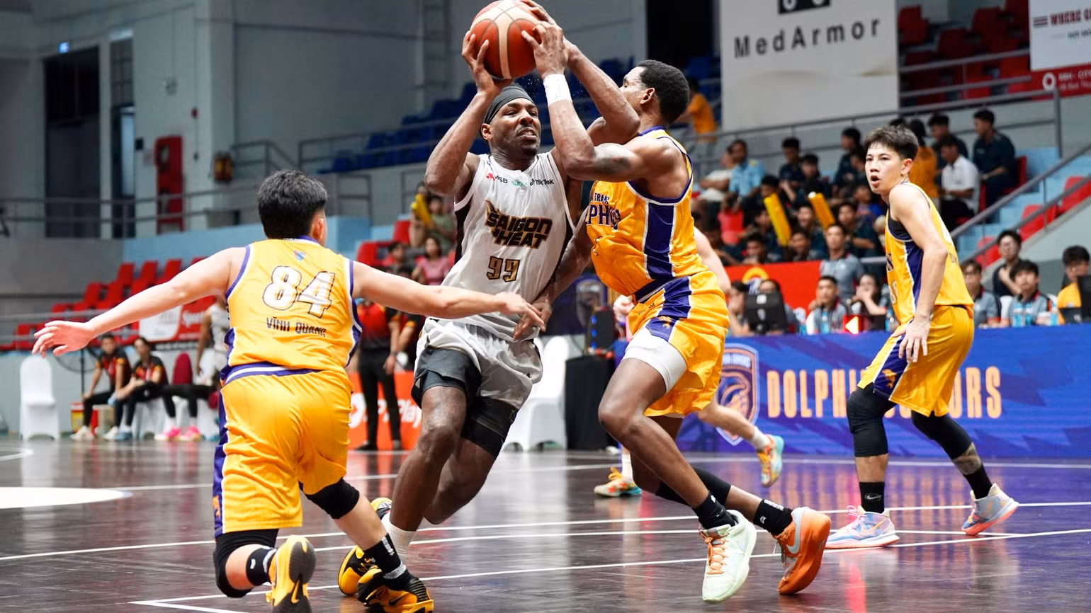 brandis-raley-ross-no-luc-giup-saigon-heat-dao-nguoc-the-tran-o-hiep-2-4187.jpg