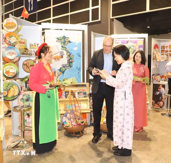 Tổng Lãnh sự Israel tại Hong Kong Amir Lati và Tổng Lãnh sự Việt Nam tại Hong Kong và Macau Lê Đức Hạnh tại gian trưng bày của Việt Nam. (Ảnh: Xuân Vịnh/TTXVN)