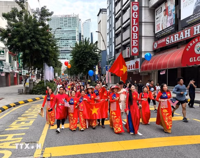 Diễu hành áo dài hữu nghị Malaysia – Việt Nam tại Kuala Lumpur. (Ảnh: TTXVN)