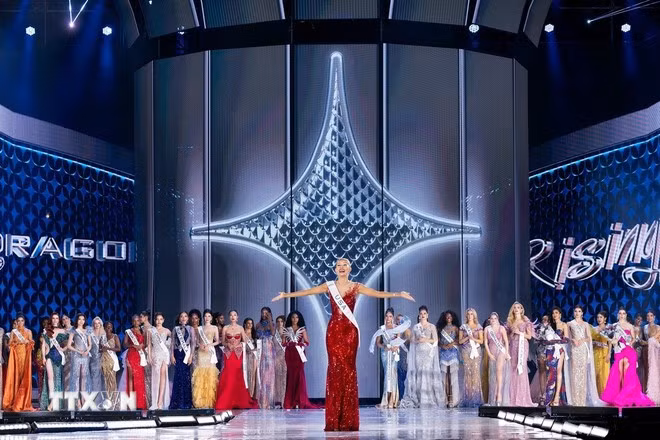 Khoảnh khắc đăng quang của Miss Cosmo 2025 Yolina Lindquist (đại diện từ Mỹ). (Ảnh: TTXVN)