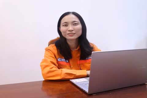 Huỳnh Thị Như Ngọc luôn chủ động ứng dụng công nghệ số, cải tiến kỹ thuật để nâng cao hiệu quả sản xuất. (Ảnh: NGUYỄN HUYỀN)