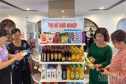 Phụ nữ tỉnh Vĩnh Long được ký gửi hàng hóa để khởi nghiệp kinh doanh. (Ảnh: HOÀNG TRUNG)