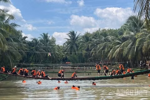 Khách du lịch đến tham quan, trải nghiệm tại Khu du lịch Lan Vương (phường An Hội, tỉnh Vĩnh Long) trong dịp Quốc khánh 2/9. (Ảnh: HOÀNG TRUNG)