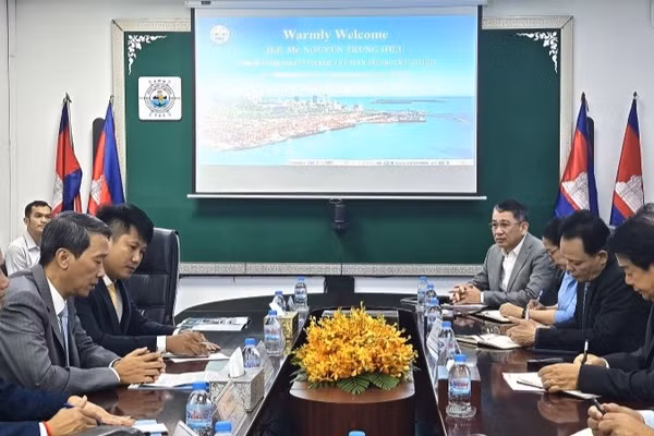 Quang cảnh buổi làm việc giữa Đoàn Tổng Lãnh sự quán Việt Nam tại Sihanoukville với lãnh đạo Quân cảng Ream. (Ảnh: CTV)