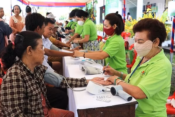 Khoảng 2.000 bà con gốc Việt và người dân Campuchia có hoàn cảnh khó khăn đã được khám bệnh, cấp thuốc và tặng quà miễn phí. (Ảnh: HUY VŨ)