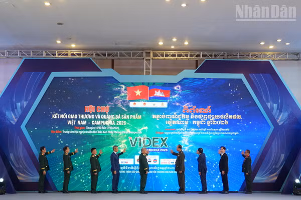 Các đại biểu thực hiện nghi thức khai mạc hội chợ. (Ảnh: ĐINH TRƯỜNG)