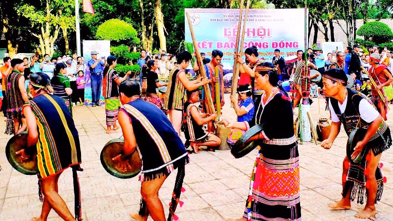 Đồng bào dân tộc thiểu số ở xã Bù Đăng, tỉnh Đồng Nai biểu diễn cồng chiêng phục vụ du khách đến thăm Khu bảo tồn văn hóa dân tộc Xtiêng-Sóc Bom Bo.