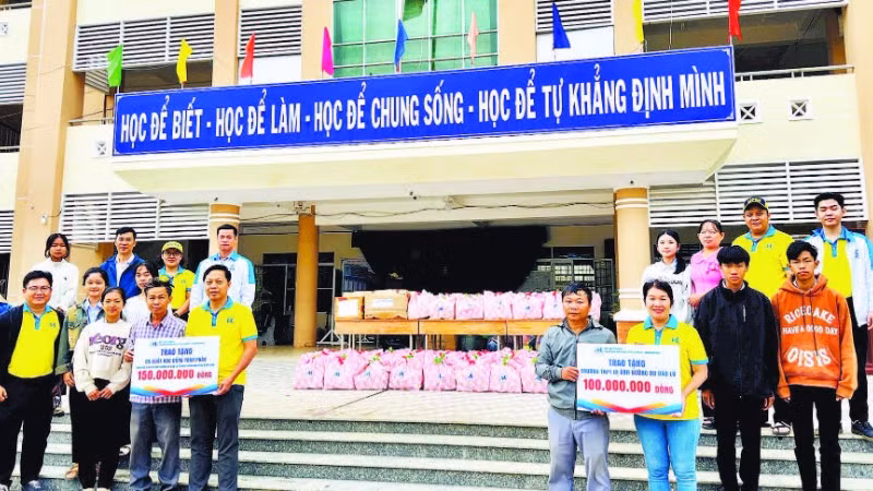 Đoàn đại diện Trường đại học Tài chính-Marketing đến thăm và chia sẻ thiệt hại với các trường phổ thông tại miền trung, Tây Nguyên. (Ảnh KIM PHỤNG)