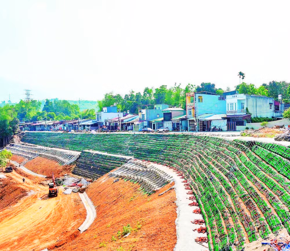 Công trình kè khẩn cấp chống sạt lở khu dân cư đường 23/9 góp phần bảo đảm an toàn cho nhân dân.