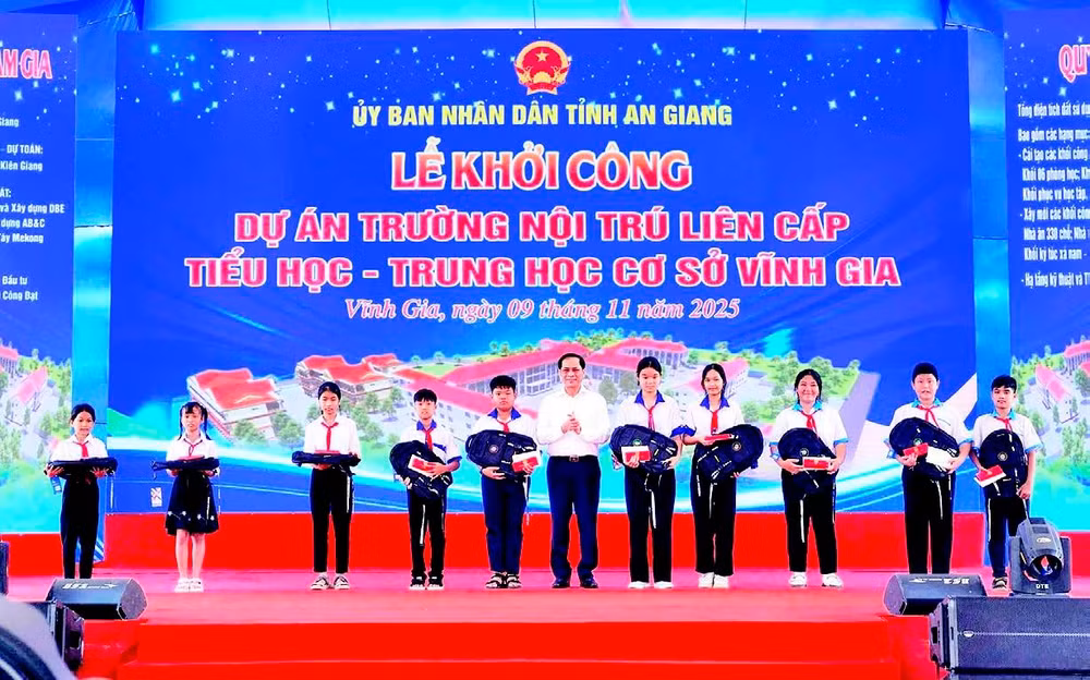 Phó Thủ tướng Chính phủ Bùi Thanh Sơn tặng quà cho học sinh có hoàn cảnh khó khăn của Trường trung học cơ sở Lương An Trà.