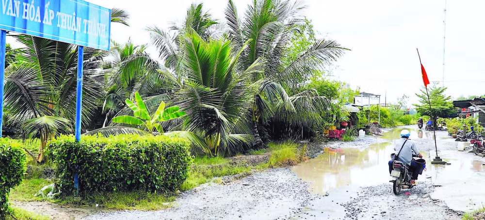 Mặt đường ô-tô về trung tâm xã Tân Tiến hầu như không còn chỗ lành, phương tiện lưu thông phải nhích từng chút vì không còn con đường nào khác về xã.