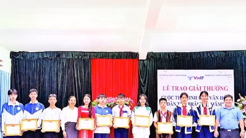 Lễ trao thưởng cho các tác giả đoạt giải tại cuộc thi.