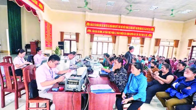 Ngân hàng Chính sách xã hội Quỳ Châu giao dịch giải ngân nguồn vốn.