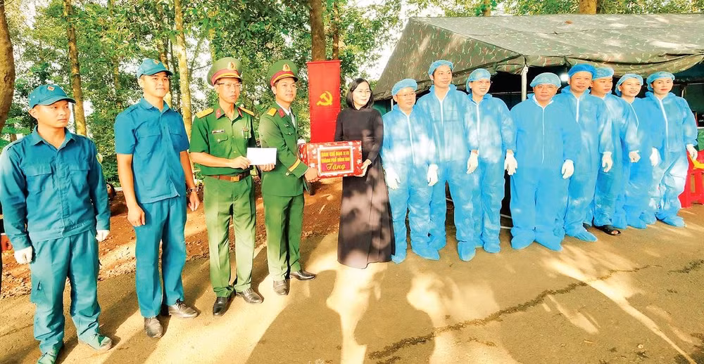 Lãnh đạo thành phố Đồng Nai thăm và động viên các lực lượng lấy mẫu sinh phẩm tại Nghĩa trang Liệt sĩ Bình Phước.