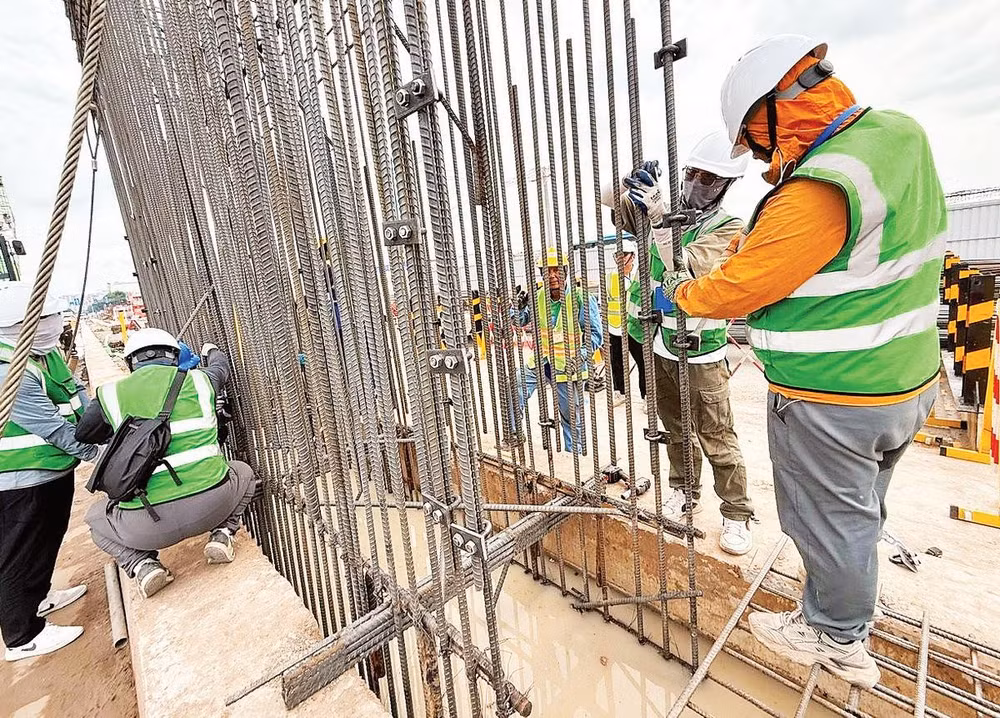 Thi công hệ thống tường vây tại nhà ga Phạm Văn Bạch thuộc tuyến Metro số 2 (Bến Thành- Tham Lương) đòi hỏi kỹ sư có trình độ chuyên môn kỹ thuật cao.